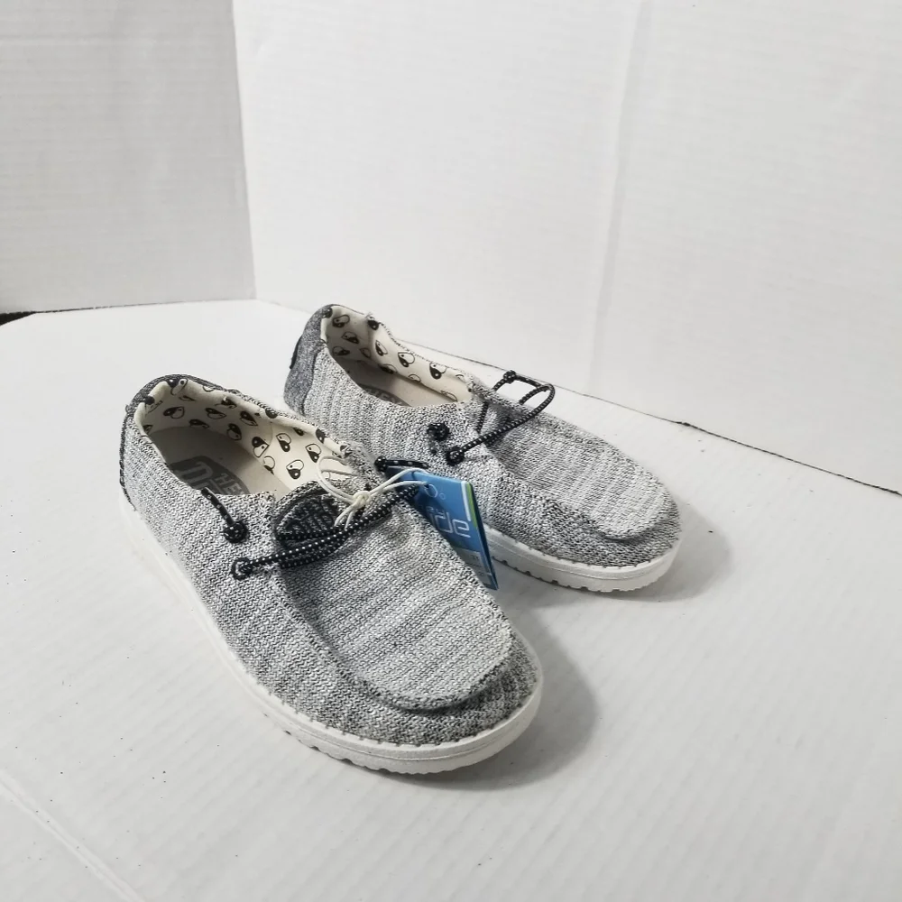 NWT HEY DUDE KIDS GRAY SHOES SIZE YOUTH 1